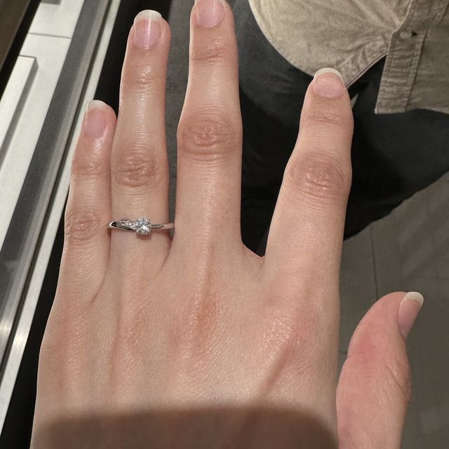 【俄(にわか)の口コミ】 Vウェーブの指輪です。指輪が長く見えるデザインで、真ん中のダイヤの左側…