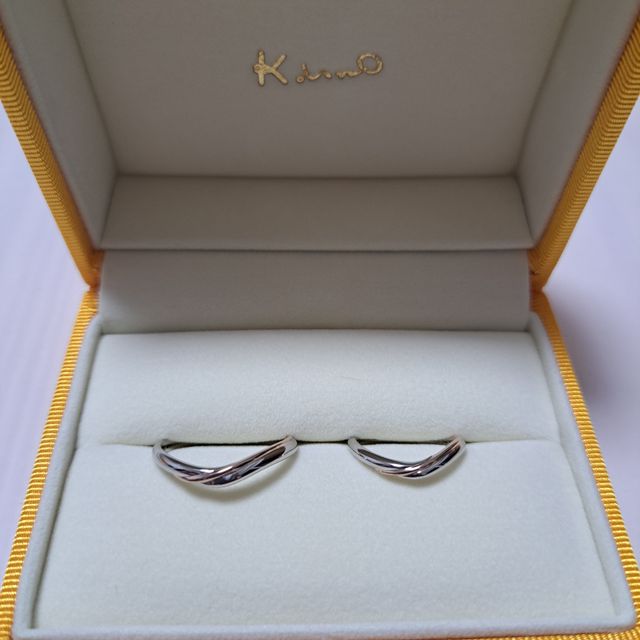 【ケイウノ ブライダル(K.UNO BRIDAL)の口コミ】 指に馴染みやすいVラインを少し変形させた形
ピンクゴールドのラインが目…