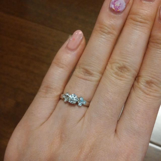 【シャネル(CHANEL)の口コミ】 星のモチーフが可愛く、とても気に入りました！
真ん中のダイヤのまわりに…