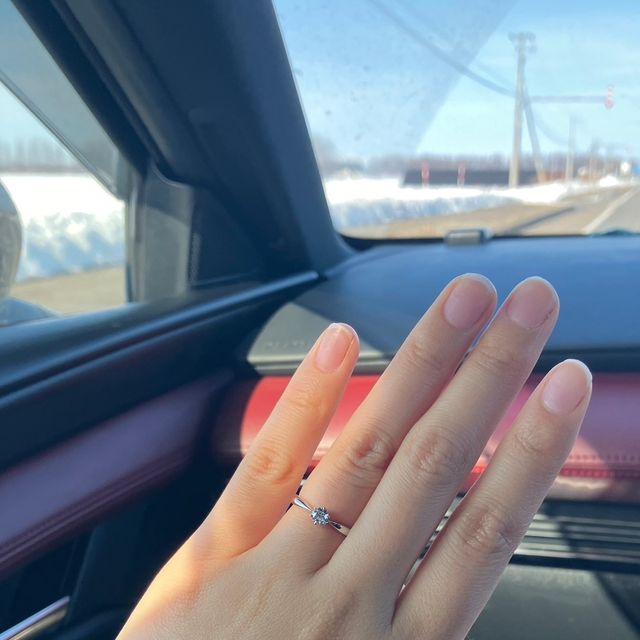 【ラザール ダイヤモンド(LAZARE DIAMOND)の口コミ】 センターダイヤモンドが１つだけセットされたダイヤモンドの輝きが引き立…