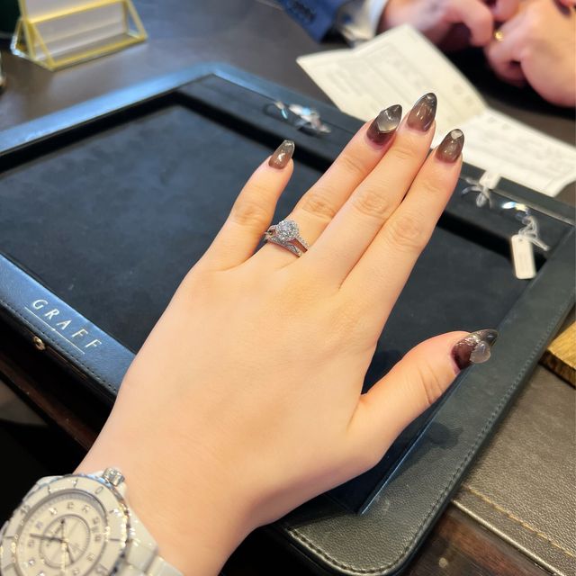【グラフ(GRAFF)の口コミ】 婚約指輪は真ん中のメインの石の周りにも一周ダイヤモンドで囲われている…