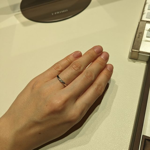 【アイプリモ(I-PRIMO)の口コミ】 ウェーブデザインが多く可愛らしい印象だった。
細身のデザインのため華奢…