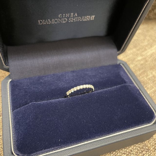 【銀座ダイヤモンドシライシの口コミ】 ハーフエタニティーでガイドのないツメ止めだからこそ
ダイアモンドの輝き…