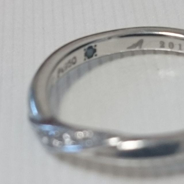 【4℃ BRIDAL(ヨンドシーブライダル)の口コミ】 指がきれいに見えるウェーブ型のものを探しており、
婚約指輪は購入しなか…