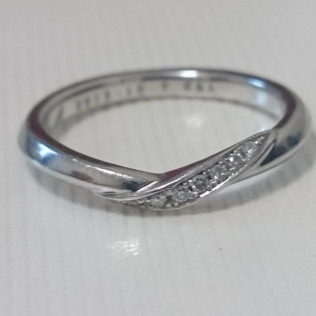 【4℃ BRIDAL(ヨンドシーブライダル)の口コミ】 指がきれいに見えるウェーブ型のものを探しており、
婚約指輪は購入しなか…