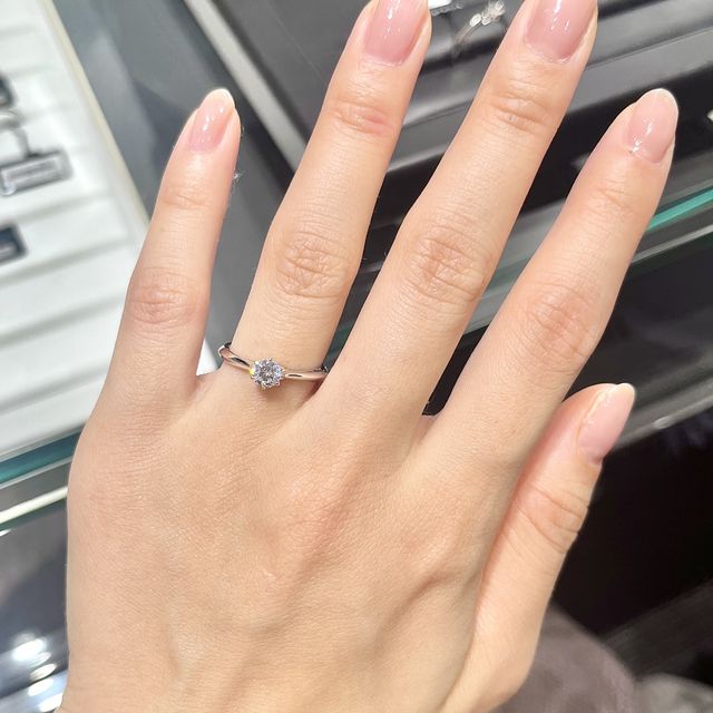 【ラザール ダイヤモンド(LAZARE DIAMOND)の口コミ】 ストレートのソリテールが気になるとお伝えし、提案していただいたのがこ…