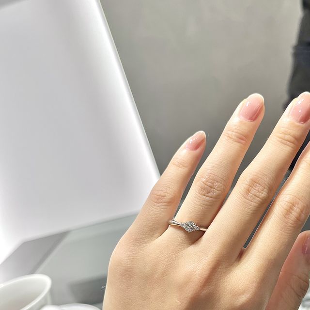 【ラザール ダイヤモンド(LAZARE DIAMOND)の口コミ】 結婚指輪と重ね付けした時に馴染み、かつ婚約指輪単体でつけた時にも手元…