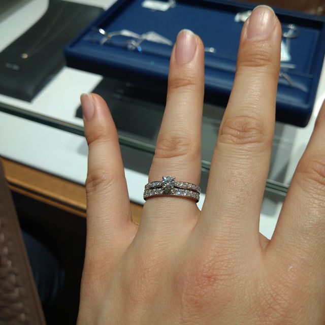 【銀座ダイヤモンドシライシの口コミ】 結婚指輪も年齢重ねていってもずっと手元が映える様に、エタニティタイプ…