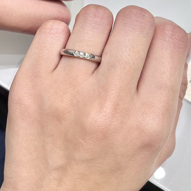 【ROYAL ASSCHER(ロイヤル・アッシャー)の口コミ】 ストレートタイプでメレダイヤ3石が理想だったので、ネットで調べた上で試…