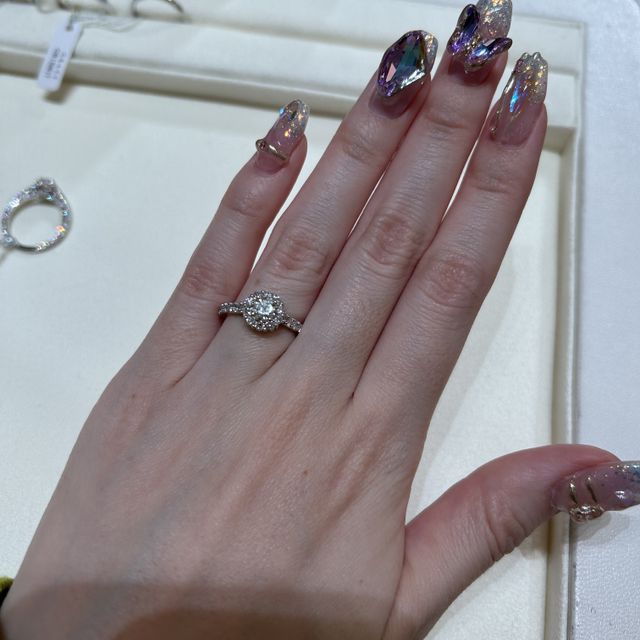 【グラフ(GRAFF)の口コミ】 指輪のデザインは候補であるパヴェデザインでしたので、グラフがずっと候…