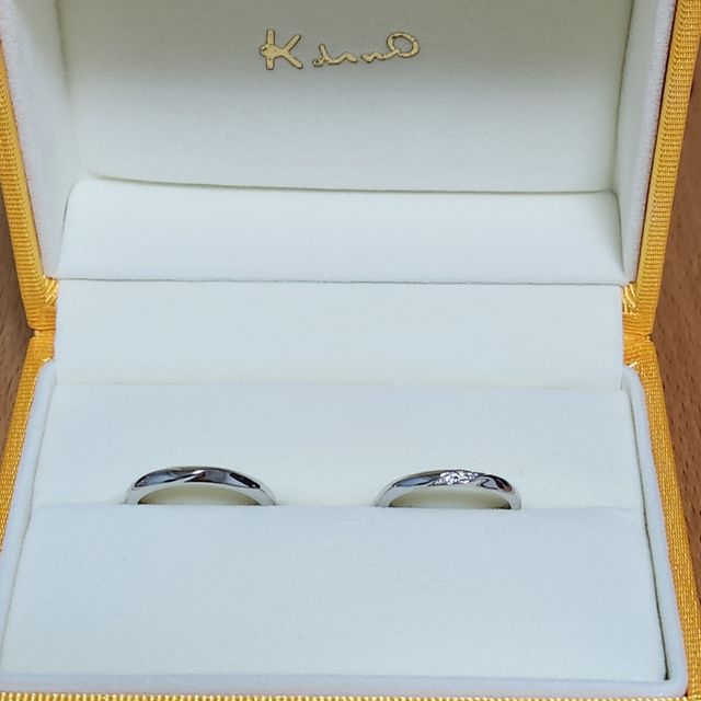 【ケイウノ ブライダル(K.UNO BRIDAL)の口コミ】 3粒のメレダイヤがキラッと光る、控えめだけど上品な印象の結婚指輪です。…