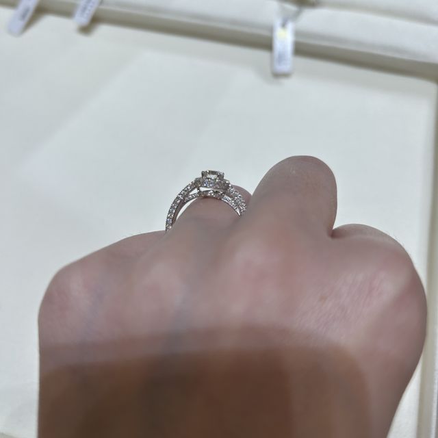 【グラフ(GRAFF)の口コミ】 とてもキラキラでいたるところにダイヤがありテンションの上がる指輪でし…