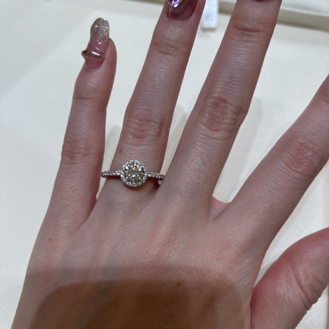【グラフ(GRAFF)の口コミ】 とてもキラキラでいたるところにダイヤがありテンションの上がる指輪でし…