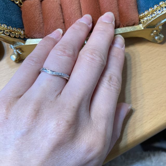 【銀座ダイヤモンドシライシの口コミ】 ダイヤモンドが真ん中から右側に埋め込まれていて、左側はプラチナが捻れ…