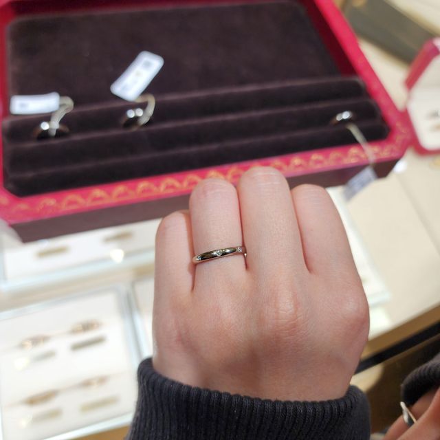 【カルティエ(Cartier)の口コミ】 太さは2.6mmで一般的。ダイヤが3石入っているので、結構輝いて見える。
た…