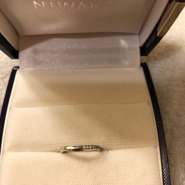 【俄(にわか)の口コミ】 あまり見ない曲線のデザインが気に入って購入しました。指が細いので華奢…