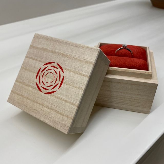 【出雲結(いずもゆい)の口コミ】 指輪を上から見るとダイアモンドがお花のように見えます。とても可愛いら…