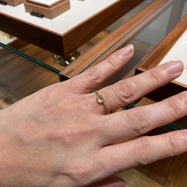 【ヒーミー(himie)の口コミ】 個性的なデザイン、素材使いがとても魅力的です。
ダイヤが配置されている…