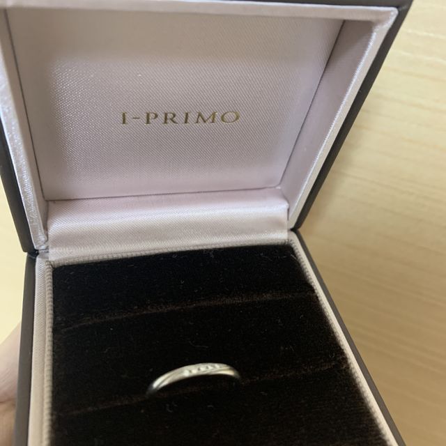 【アイプリモ(I-PRIMO)の口コミ】 シンプルだがダイヤモンドが少しあり綺麗です。
角度によってもキラキラす…