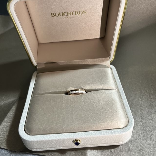 【ブシュロン(BOUCHERON)の口コミ】 ダイヤは付いていないけれど華やかで、普段使いできるデザイン。
また、重…