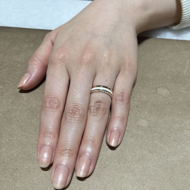 【ブシュロン(BOUCHERON)の口コミ】 ダイヤは付いていないけれど華やかで、普段使いできるデザイン。
また、重…