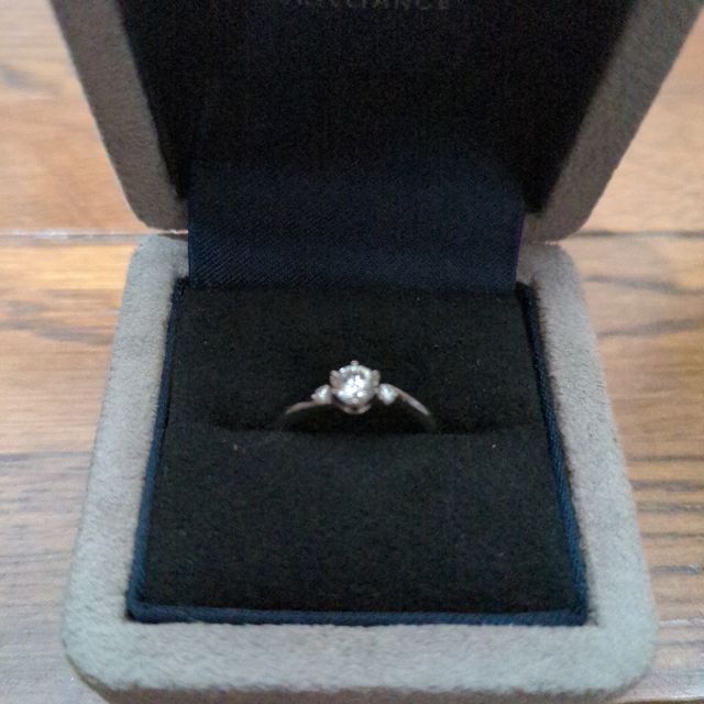 【BRILLIANCE+(ブリリアンスプラス)の口コミ】 デザインが可愛い指輪を選びました。
少しS字のカーブのようになっていて…