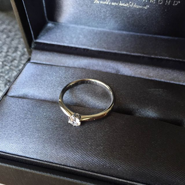 【ラザール ダイヤモンド(LAZARE DIAMOND)の口コミ】 シンプルでありながら、ダイヤモンドを輝かせるための光を取り込む穴があ…