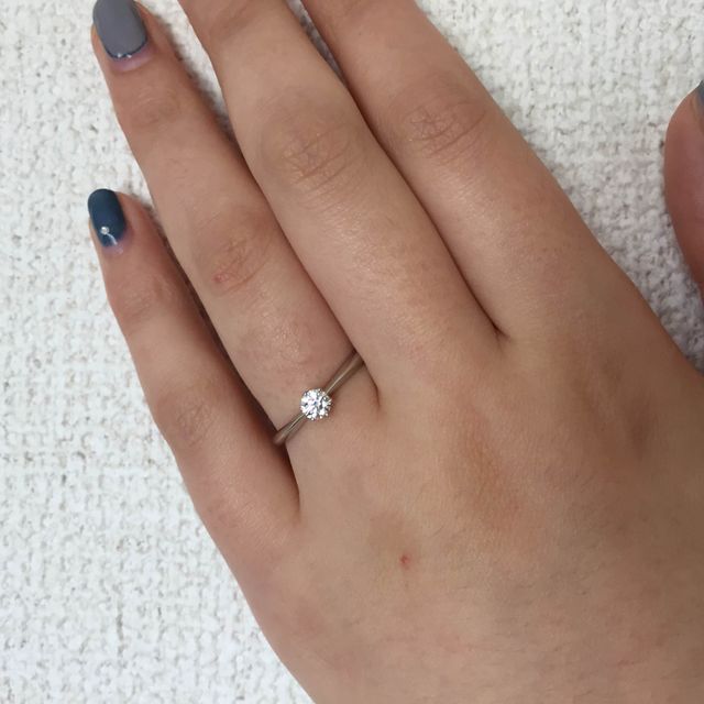 【ラザール ダイヤモンド(LAZARE DIAMOND)の口コミ】 シンプルでありながら、ダイヤモンドを輝かせるための光を取り込む穴があ…