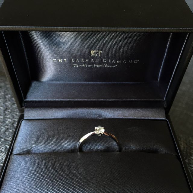 【ラザール ダイヤモンド(LAZARE DIAMOND)の口コミ】 シンプルでありながら、ダイヤモンドを輝かせるための光を取り込む穴があ…