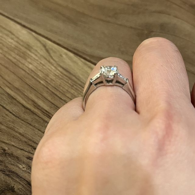 【ハリー・ウィンストン(Harry Winston)の口コミ】 デザインが気に入っています！
指がすらっと見えるデザインだと思います。…