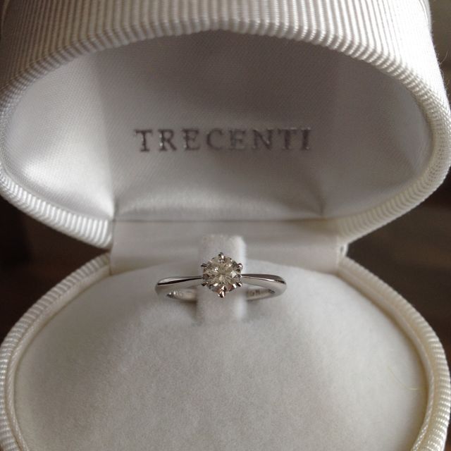 【TRECENTI(トレセンテ)の口コミ】 いろいろなお店で様々なデザインの指輪を試着しましたが、結婚指輪と重ね…
