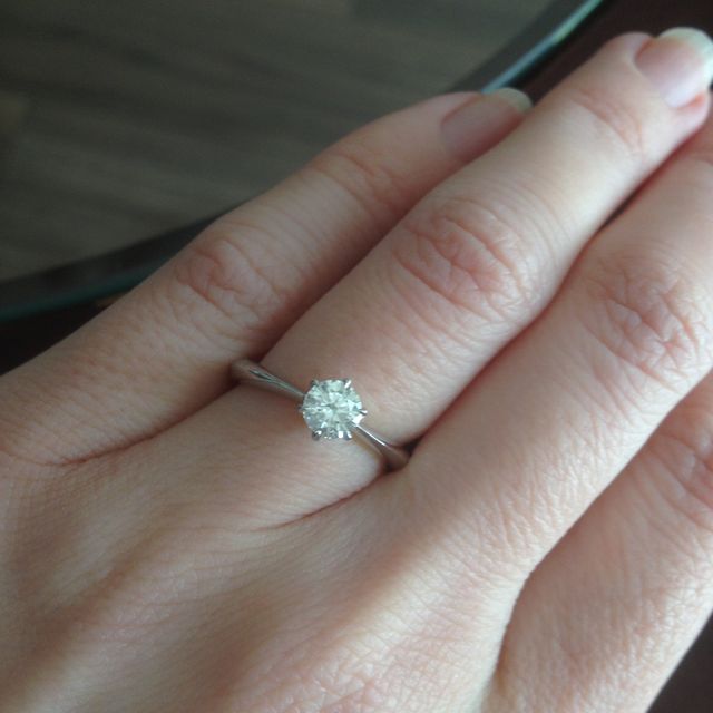 【TRECENTI(トレセンテ)の口コミ】 いろいろなお店で様々なデザインの指輪を試着しましたが、結婚指輪と重ね…