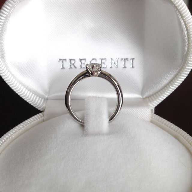 【TRECENTI(トレセンテ)の口コミ】 いろいろなお店で様々なデザインの指輪を試着しましたが、結婚指輪と重ね…