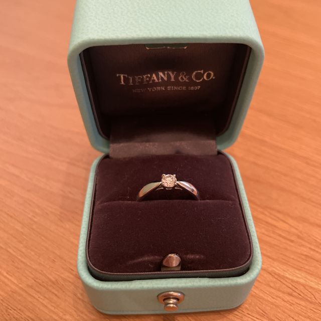 【ティファニー(Tiffany & Co.)の口コミ】 素材はプラチナ、着けた感じは、着けている感覚は指に残りますが不快とは…