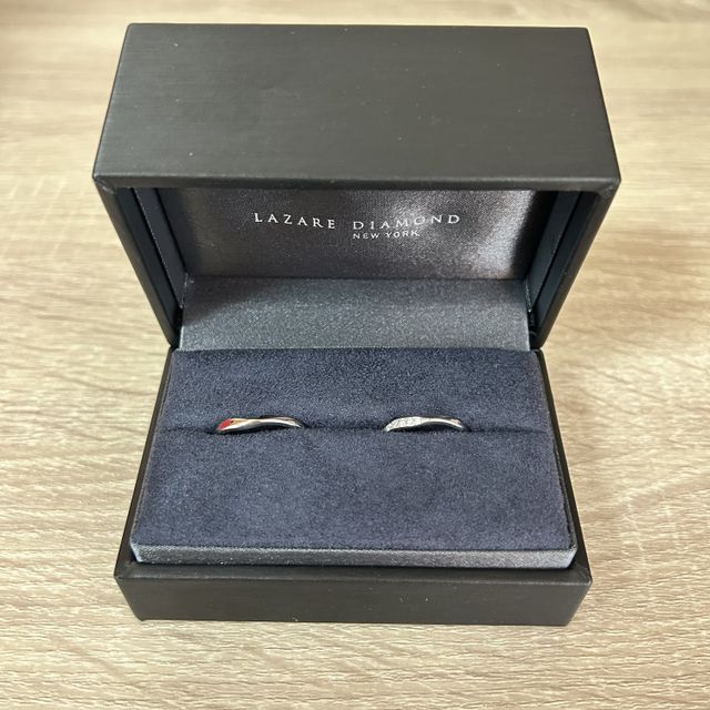 【ラザール ダイヤモンド(LAZARE DIAMOND)の口コミ】 夫婦共に指が太いことが悩みだったのですが、V字のデザインで他の指輪より…