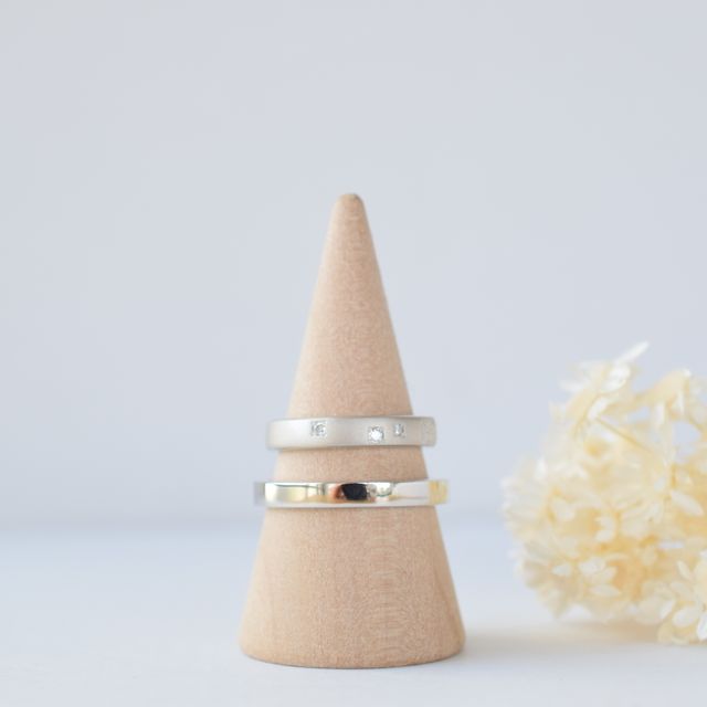 【CRAFY(クラフィ)の口コミ】 素材はプラチナです。太さは、太めにしました。マット加工とスターダスト…