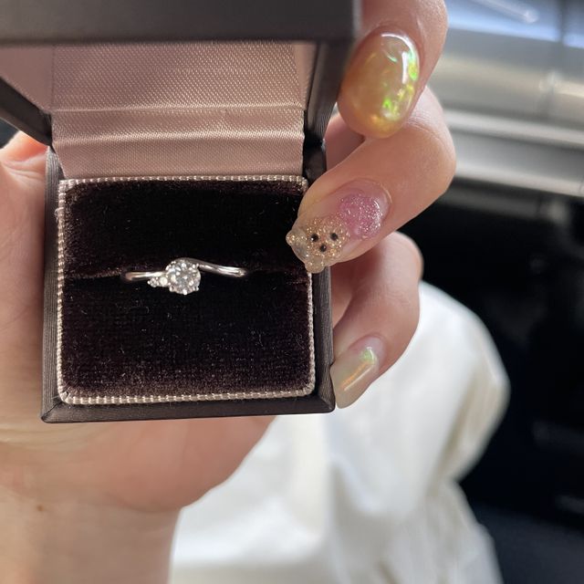 【アイプリモ(I-PRIMO)の口コミ】 シンプルで上品な指輪です。メインの大きいダイヤモンドの隣に２つ小さな…