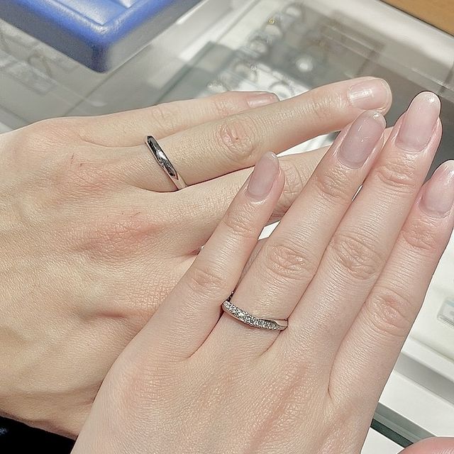 【銀座ダイヤモンドシライシの口コミ】 指輪のデザインは、女性メインでまずは決めました。着用した時にダイヤで…