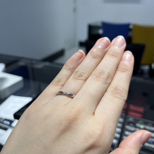 【エクセルコダイヤモンド(EXELCO DIAMOND)の口コミ】 ダイヤが１つシンプルなデザインであるが、リングにもデザインがありって…