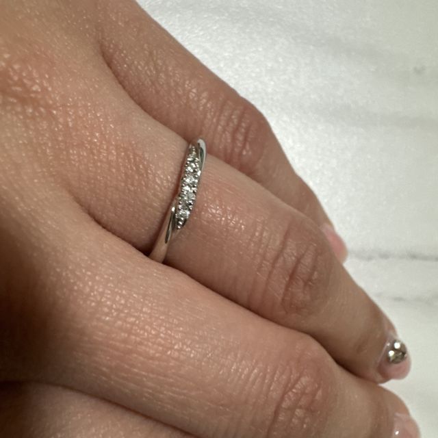 【銀座ダイヤモンドシライシの口コミ】 裸石のままでも強く輝くシライシのダイヤモンド。
しなやかなラインの婚約…