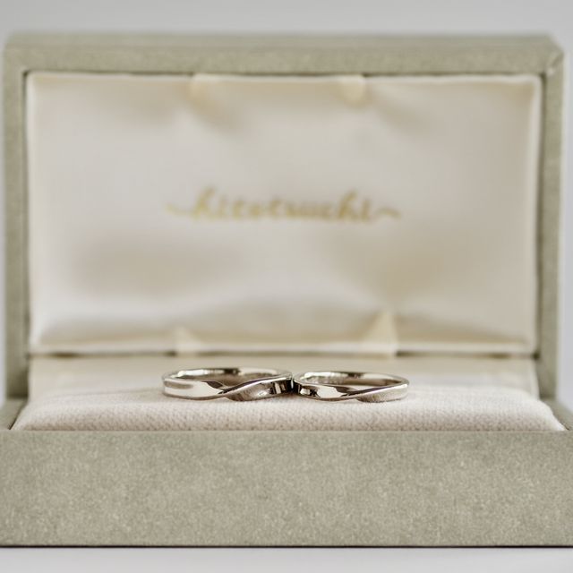 【hitotsuchi(ヒトツチ)の口コミ】 結婚指輪は、シンプル且つ少しアレンジを効かせた捻りのあるものにしまし…