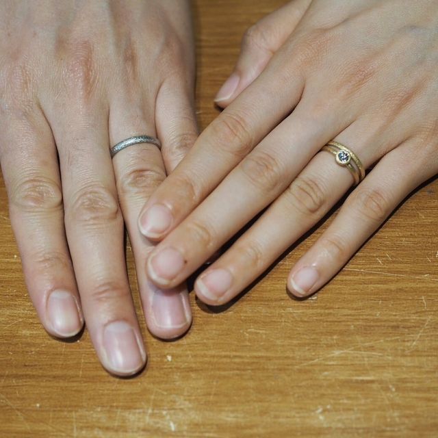 【NEUSPUR(ノイシュプール)の口コミ】 指輪表面の槌目模様によってアンティーク感やぬくもり感が出てオシャレ。
…