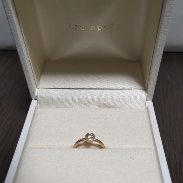 【NEUSPUR(ノイシュプール)の口コミ】 指輪表面の槌目模様によってアンティーク感やぬくもり感が出てオシャレ。
…