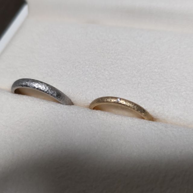 【NEUSPUR(ノイシュプール)の口コミ】 指輪表面の槌目模様によってアンティーク感やぬくもり感が出てオシャレ。
…