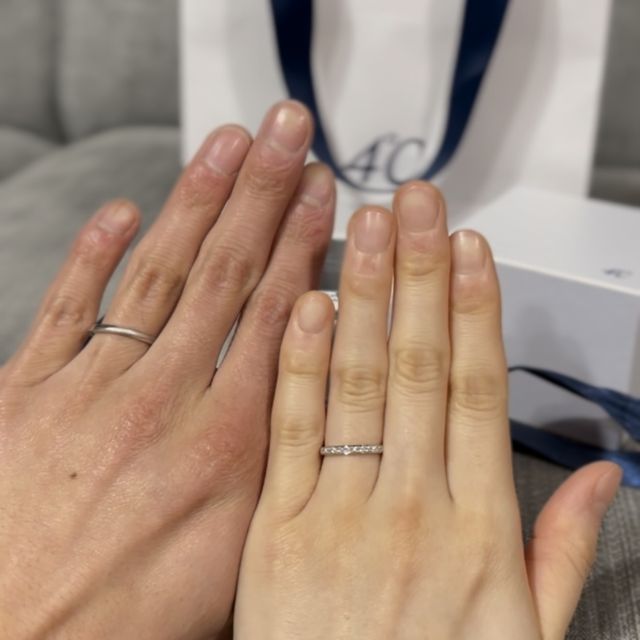 【4℃ BRIDAL(ヨンドシーブライダル)の口コミ】 シンプルなシルバーリングではなく、キラキラと煌めきのあるデザインのリ…