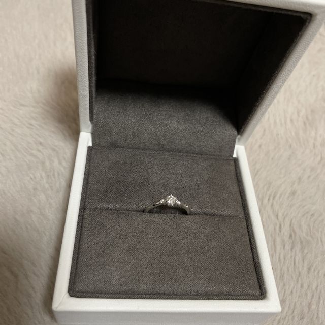 【TOWA(永遠)の口コミ】 メインのダイヤモンドに加えて左右に小さいダイヤモンドも備わっている点…