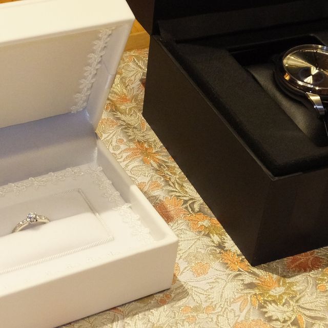 【日本ダイヤモンド貿易の口コミ】 0.3カラット以上のメインのダイヤモンドの左右に、パヴェダイヤがついたデ…