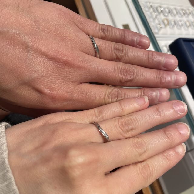 【銀座ダイヤモンドシライシの口コミ】 ウェーブで飽きのこないデザインを求めていたので試着してみました。
リン…