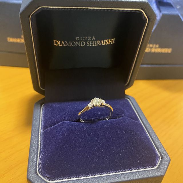 【銀座ダイヤモンドシライシの口コミ】 横から見た形が花のようになっていてかわいいです。様々な角度から光が入…