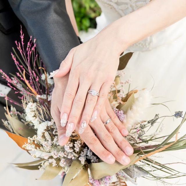 【TRÉSOR(トレゾール)の口コミ】 センターのダイヤを小さなダイヤが囲むデザインになっており、よりダイヤ…